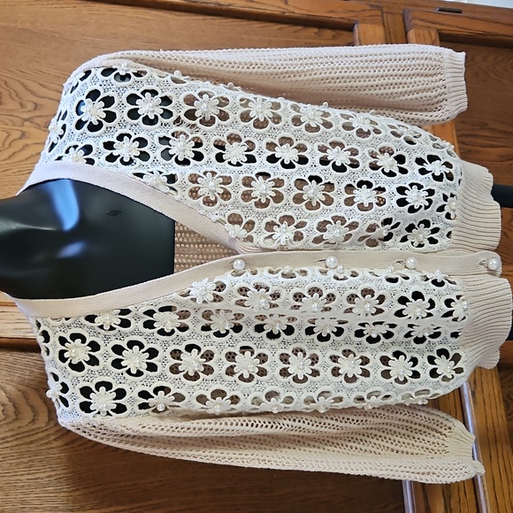 Elegant Cream Floral Knit With Pearls Sweater - Picture 1 of 4